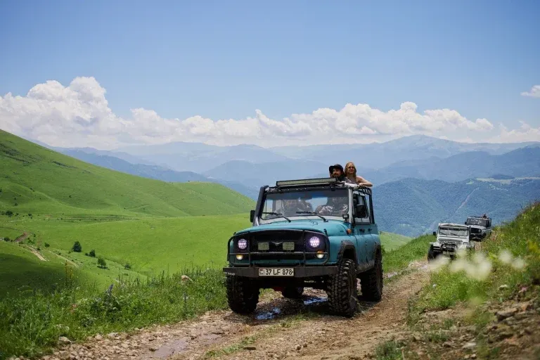 Dimats Offroad-Abenteuer & Stadtrundfahrt durch Jerewan